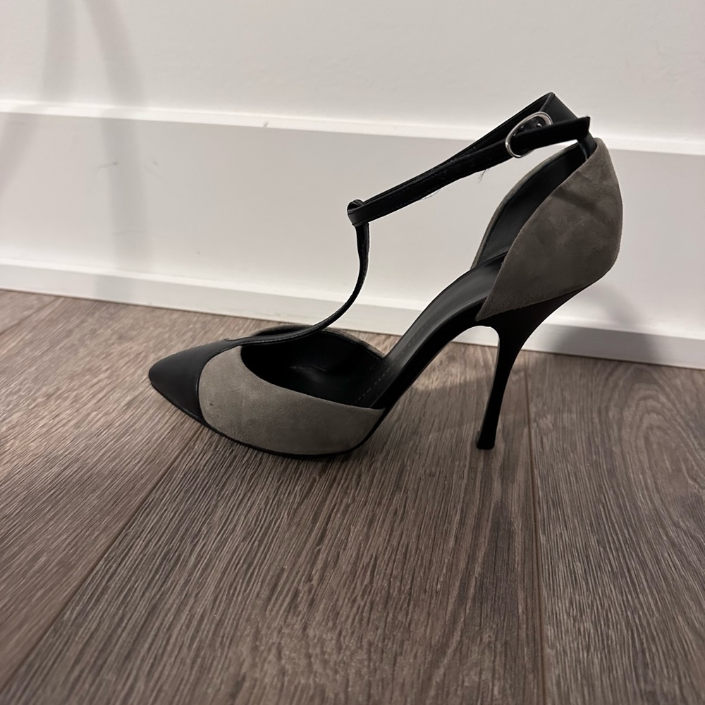 Guisseppe Zanotti classical shoes. Light green suede and black leather.
